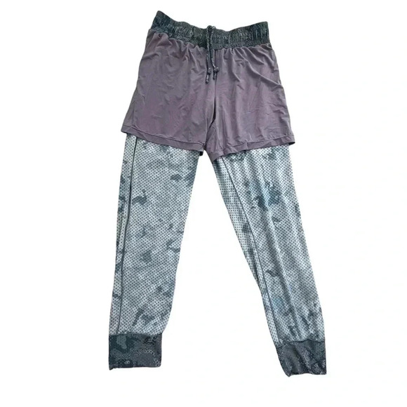Maaji gray/blue camo athletic stretch 3 quarter length pants, Size Medium - Picture 8 of 11